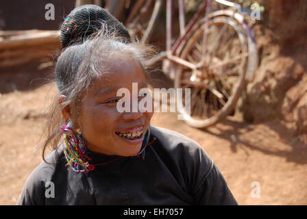 Femme plus âgée dans Ann Village smiling Banque D'Images