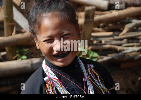 Femme plus âgée dans Ann Village smiling avec dents noir Banque D'Images