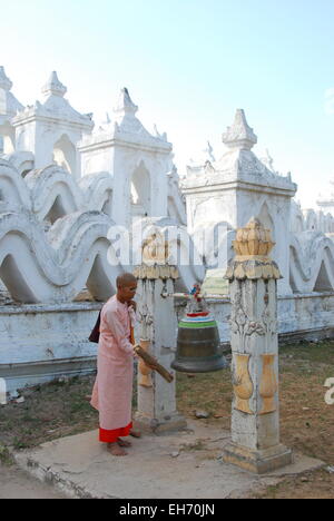 Moine avec Bell à l'entrée d'Hsinbyume Paya Mingun, Banque D'Images