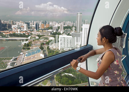 Femme regarde la ville à partir de la cabine de la grande roue Banque D'Images