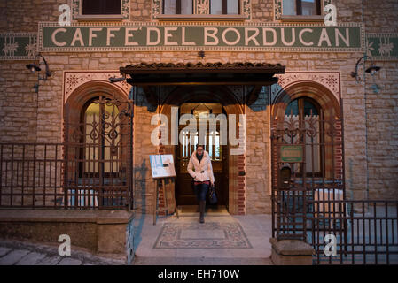 Une femme sort de Caffè del Borducan à Santa Maria del Monte près de Varese, Italie Banque D'Images