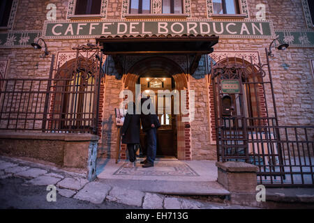 Un couple vérifie le menu de l'Caffè del Borducan à Santa Maria del Monte en Sacro Monte près de Varese, Italie Banque D'Images