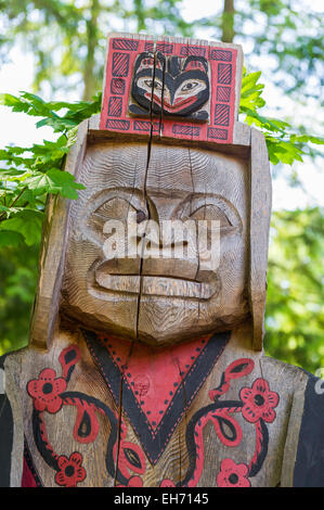 Les Premières Nations affichent dans la sculpture de motifs Capilano Suspension Bridge, North Vancouver, BC, Canada. Banque D'Images