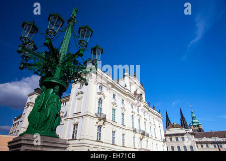 Lampe rue historique et de l'archevêque, Palais à la place du Château, Prague, République Tchèque Banque D'Images