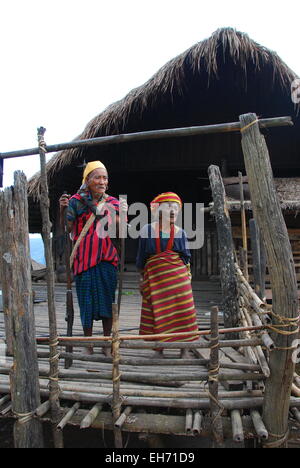 Couple portant des costumes traditionnels tribaux devant leur maison, Kanpetlet Village Chin Banque D'Images