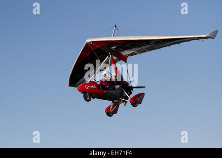 2006 Pegasus Quik GT450 C/N 8173 avion microléger à Ainsdale, Southport, Royaume-Uni le 8 mars 2015. Trike britannique à deux places Flexwing ultraléger G-CDWP Quik, le GT450, prenant l'air alors que le vent baisse, de la formation de vol de l'école Microlight de West Lancashire à Altcar volant dans des conditions ensoleillées après la pluie du matin. Banque D'Images