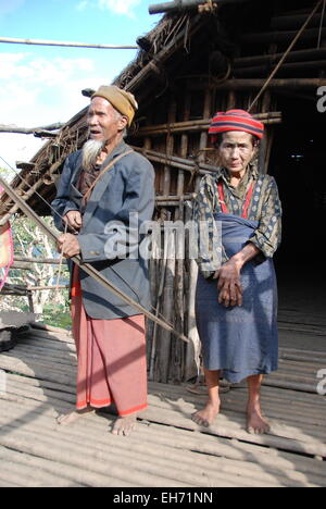 Couple portant des costumes traditionnels tribaux devant leur maison, Kanpetlet Village Chin Banque D'Images