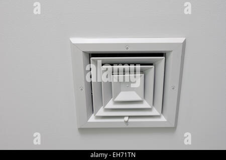 Vue oblique d'un diffuseur de plafond sur un plafond blanc Banque D'Images