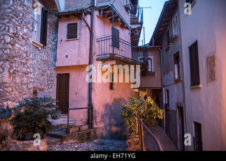 L'architecture et les rues étroites dans Santa Maria del Monte à Varese, Italie au crépuscule Banque D'Images