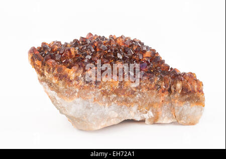 Citrine cristal de quartz dans le rugueux sur fond blanc - minéral, pierre précieuse. Banque D'Images