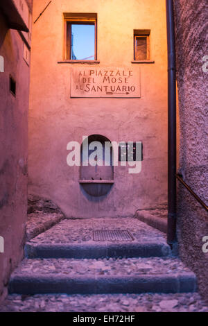 Architecture colorée, des rues étroites aux étapes et fontaine publique,à Santa Maria Del Monte, Varese, Italie illminated au crépuscule Banque D'Images