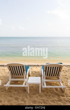 Deux chaises de plage vide à la plage de Maenam à Koh Samui, Thaïlande Banque D'Images
