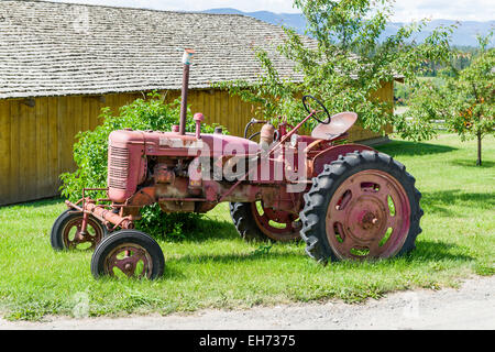 Tracteur agricole ancien, Echo Valley Ranch and Spa, Clinton, British Columbia, Canada. Banque D'Images