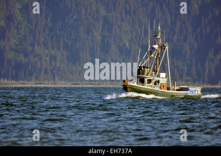 Bateau de pêche dans la baie Kachemak, près de Homer, Alaska. Banque D'Images