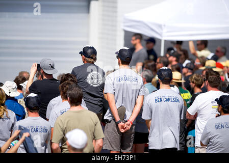 Newport Beach, Californie, USA. 8 mars, 2015. Sauveteurs, la famille, les amis, les dirigeants, et les membres de la communauté se sont présentés en masse à la ré-inauguration du Newport Beach, CA de sauveteurs Siège, maintenant appelé le Benjamin M. Carlson Maître Nageur Sauveteur Siège en l'honneur de Ben Carlson, qui a donné sa vie pour sauver un nageur de l'été précédent. Credit : Benjamin Ginsberg/Alamy Live News Banque D'Images