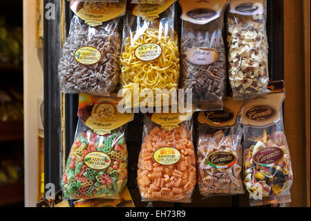 Une sélection de pâtes crues en vente dans un supermarché à Rome, Italie. Banque D'Images