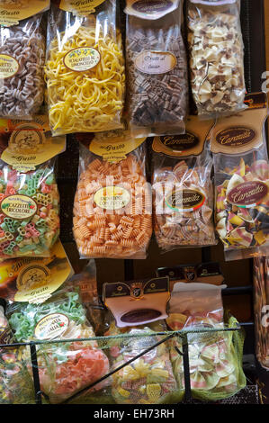 Une sélection de pâtes crues en vente dans un supermarché à Rome, Italie. Banque D'Images