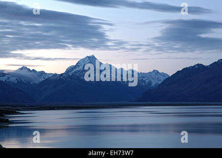 Le Mont Cook et le lac Pukaki après le coucher du soleil en Nouvelle-Zélande Banque D'Images