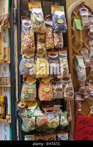 Une sélection de pâtes crues en vente dans un supermarché à Rome, Italie. Banque D'Images