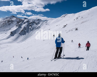 Skieurs se préparant à descendre du haut du pic 6, Station de Ski de Breckenridge, Breckenridge, Colorado. Banque D'Images