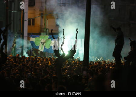 Athènes, Grèce. 8 mars 2015. Panathinaikos fans présentent quelques torches pour célébrer à l'extérieur de leur domicile. Fans de club de football grec Panathinaikos C.F. regarder le match contre le PAOK FC à partir de l'extérieur de la Thessalonique stade vide. Tous les jeux de la série actuelle de la Superleague grecque sont joués dans des stades vides après la ligue a été suspendu après des émeutes. Crédit : Michael Debets/Alamy Live News Banque D'Images