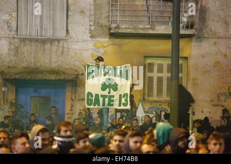 Athènes, Grèce. 8 mars 2015. Panathinaikos fans détient une bannière qui se lit 'Allemagne Gate 13'. Gate 13 est le groupe Ulta du club. Fans de club de football grec Panathinaikos C.F. regarder le match contre le PAOK FC à partir de l'extérieur de la Thessalonique stade vide. Tous les jeux de la série actuelle de la Superleague grecque sont joués dans des stades vides après la ligue a été suspendu après des émeutes. Crédit : Michael Debets/Alamy Live News Banque D'Images