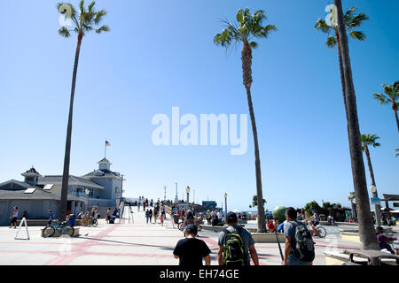 Newport Beach, Californie, USA. 8 mars, 2015. Le Newport Pier et récemment re-consacré Benjamin M. Carlson Lifeguard siège sur un beau, ensoleillé, jour de la Californie du sud. Sauveteurs, la famille, les amis, les dirigeants, et les membres de la communauté se sont présentés en masse à la ré-inauguration du Newport Beach, CA de sauveteurs Siège, maintenant appelé le Benjamin M. Carlson Maître Nageur Sauveteur Siège en l'honneur de Ben Carlson, qui a donné sa vie pour sauver un nageur de l'été précédent. Credit : Benjamin Ginsberg/Alamy Live News Banque D'Images