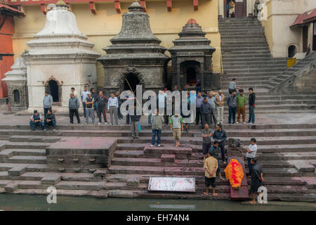 La préparation de cadavre sur le bûcher funéraire, Temple Pashupatinath Crémation Ghats, Katmandou Banque D'Images