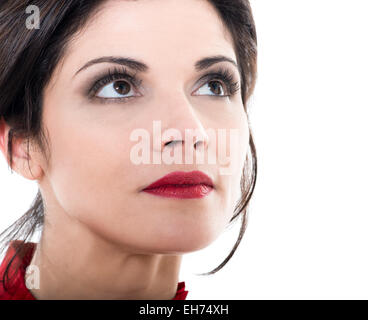 Une belle femme à la recherche jusqu'en studio portrait isolé sur fond blanc Banque D'Images