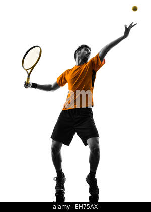 Un seul homme au joueur de tennis au service service d'ossature en silhouette sur fond blanc Banque D'Images