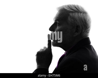 Un homme d'affaires Senior Caucasian hushing collés sur des lèvres Silhouette Fond blanc Banque D'Images