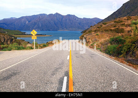 Point de vue de l'autoroute Autoroute Route qui s'étend jusqu'au lac Hawea à Wanaka Nouvelle-zélande Banque D'Images