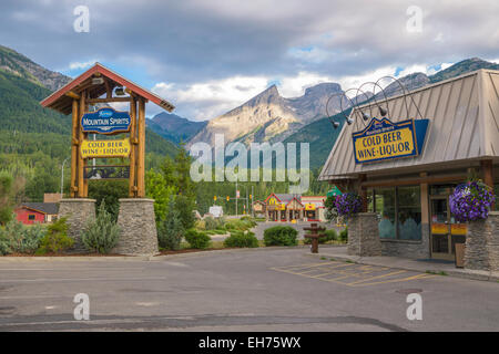 Fernie Mountain 'esprits' bière, vin et spiritueux, avec la spectaculaire 'trois Soeurs' montagnes Rocheuses, Fernie, BC, Canada Banque D'Images