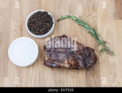 Ribeye steak juteux de frais le grill - selective focus Banque D'Images