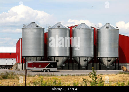 Installation de grains en métal sur une ferme Banque D'Images