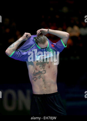 Birmingham, UK. Mar 8, 2015. Jan Jorgensen du Danemark change sa chemise lors de la finale du tournoi contre Chen long de la Chine à l'All England Open Badminton Championships à Barclaycard Arena de Birmingham, Grande-Bretagne, le 8 mars 2015. Jan Jorgensen a perdu 1-2. Credit : Han Yan/Xinhua/Alamy Live News Banque D'Images