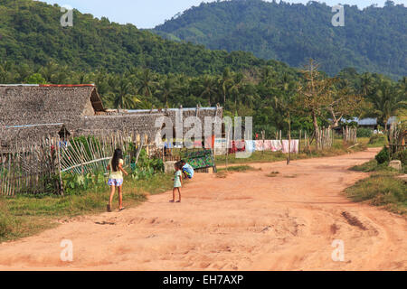 Nacpan, Philippines - Le 17 janvier 2015 : Enfants jouant dans les rues du village d'Nacpan aux Philippines Banque D'Images