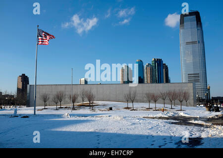 Ciel vide 9/11 Memorial à Liberty State Park avec des toits de Jersey City et Tour Goldman Sachs à l'arrière-plan, New Jersey Banque D'Images