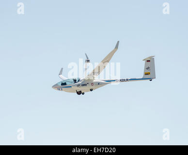 Antares DLR-H2 avion à pile à combustible en vol. Premier avion fonctionnant sur l'alimentation de piles à combustible. Banque D'Images
