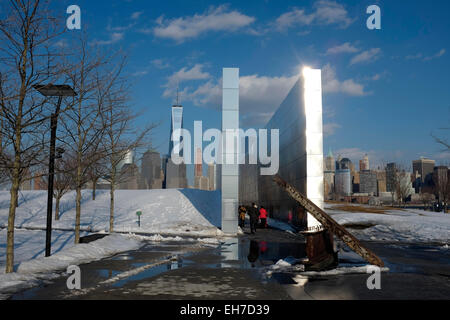 Ciel vide 9/11 Memorial à Liberty State Park avec des toits de Manhattan et du World Trade Centre en arrière-plan, New Jersey Banque D'Images