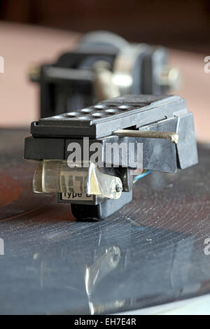 Vue rapprochée d'un disque de tourner un disque vinyle LP avec sa réflexion (selective focus) Banque D'Images