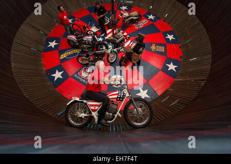 Daytona Beach, FL, USA. Mar 8, 2015. Une moto stunt performer rides le long d'une paroi verticale dans le mur de la mort au cours de la 74e assemblée annuelle sideshow Daytona Bike Week 8 mars 2015 à Daytona Beach, en Floride. Plus de 500 000 motards et les spectateurs se rassemblent pour un événement au long de la semaine, le plus grand rallye moto en Amérique. Crédit : Richard Ellis/ZUMA/Alamy Fil Live News Banque D'Images