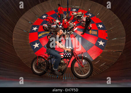 Daytona Beach, FL, USA. Mar 8, 2015. Une moto stunt performer rides le long d'une paroi verticale dans le mur de la mort au cours de la 74e assemblée annuelle sideshow Daytona Bike Week 8 mars 2015 à Daytona Beach, en Floride. Plus de 500 000 motards et les spectateurs se rassemblent pour un événement au long de la semaine, le plus grand rallye moto en Amérique. Crédit : Richard Ellis/ZUMA/Alamy Fil Live News Banque D'Images