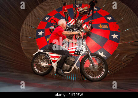 Daytona Beach, FL, USA. Mar 8, 2015. Une moto stunt performer rides le long d'une paroi verticale dans le mur de la mort au cours de la 74e assemblée annuelle sideshow Daytona Bike Week 8 mars 2015 à Daytona Beach, en Floride. Plus de 500 000 motards et les spectateurs se rassemblent pour un événement au long de la semaine, le plus grand rallye moto en Amérique. Crédit : Richard Ellis/ZUMA/Alamy Fil Live News Banque D'Images