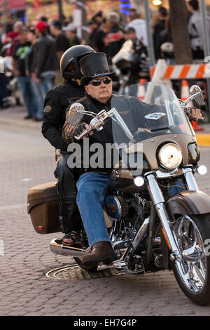 Un motard âgé portant un chapeau haut de croisières sur la rue principale au cours de la 74e congrès annuel de la Daytona Bike Week 8 mars 2015 à Daytona Beach, en Floride. Plus de 500 000 motards et les spectateurs se rassemblent pour un événement au long de la semaine, le plus grand rallye moto en Amérique. Banque D'Images