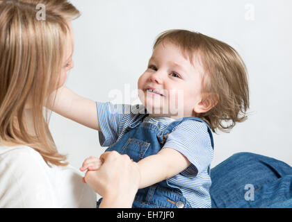 Mère et enfant s'amusant passe-temps. Parenthood bonheur la conception. Banque D'Images