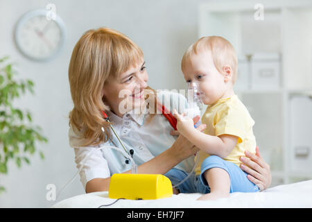 Masque inhalateur Doctor pour respirer pour enfants Banque D'Images