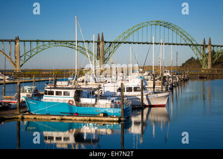 Dans l'aube avec Newport Harbor Yaquina Bay Bridge au-delà, de Newport, Oregon, USA Banque D'Images