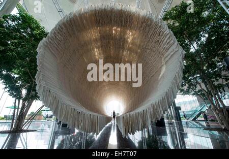 Hong Kong, Chine. Mar 9, 2015. Un visiteur consulte une installation d'œuvres d'art 'le voile' à Hong Kong, Chine du sud, le 9 mars 2015. Les 18 mètres de long d'art est faite de bambou, de coton et de plus de 12 000 pièces d'art chinois du papier. © Lui Siu Wai/Xinhua/Alamy Live News Banque D'Images