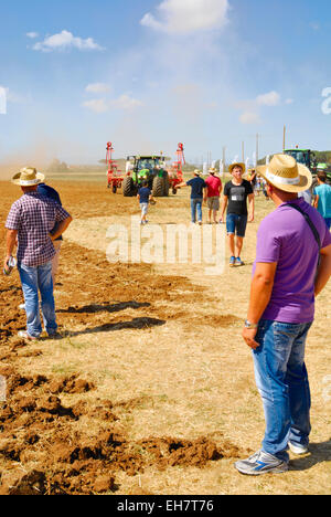 Exposition de nouveaux tracteurs dans une foire agricole dans l'Agro Pontino, lazio, Italie centrale. Banque D'Images